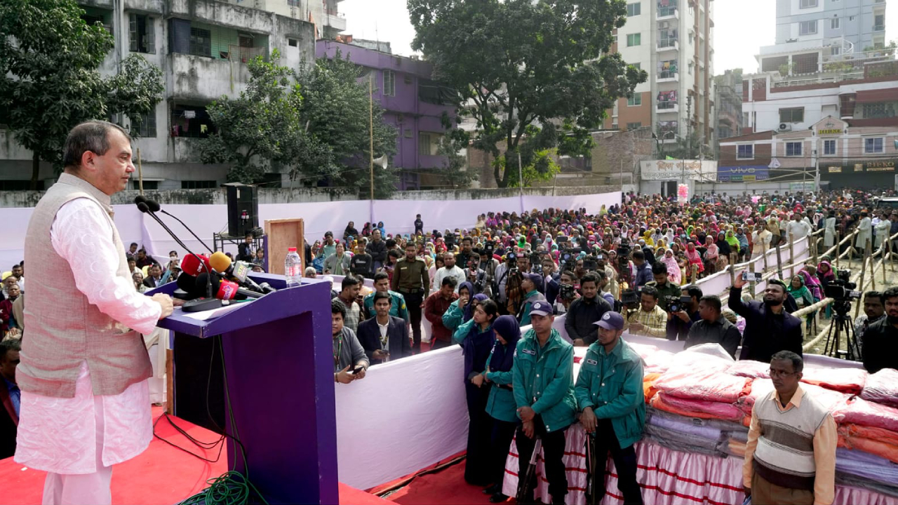 সবুজবাগে শীতার্তদের মাঝে কম্বল বিতরণ অনুষ্ঠানে পরিবেশমন্ত্রী। ছবি : সৌজন্য