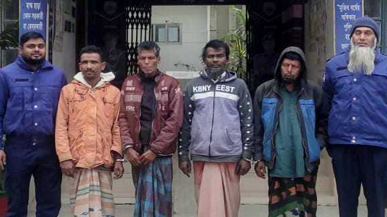পুলিশের অভিযানে আটক জুয়াড়ি। ছবি : কালবেলা