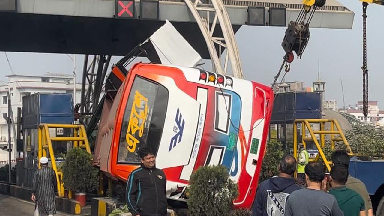 সায়েদাবাদ টোল প্লাজার অবকাঠামোতে ধাক্কা লেগে একুশে পরিবহনের বাসটি উল্টে যায়। ছবি : সংগৃহীত