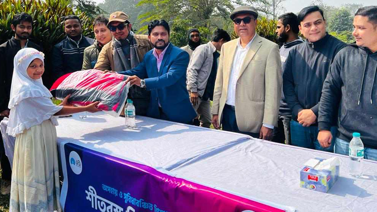 জাহাঙ্গীরনগর বিশ্ববিদ্যালয়ের সমাজবিজ্ঞান ভবনের সামনে তরী চত্বরে সুবিধাবঞ্চিত ও অসহায় শিশুদের কম্বল উপহার। ছবি : সংগৃহীত