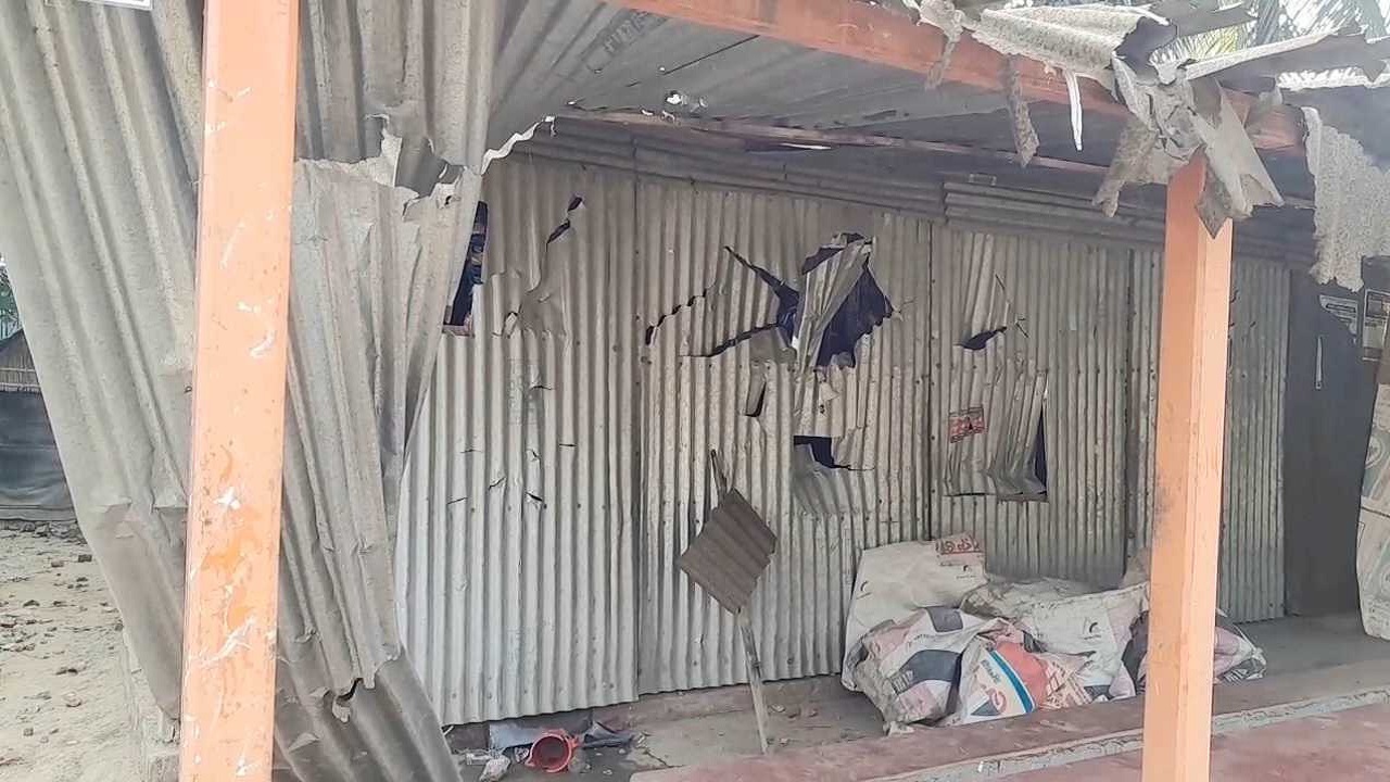 দুই পক্ষের সংঘর্ষে ভাঙচুর করা বাড়ি। ছবি : কালবেলা