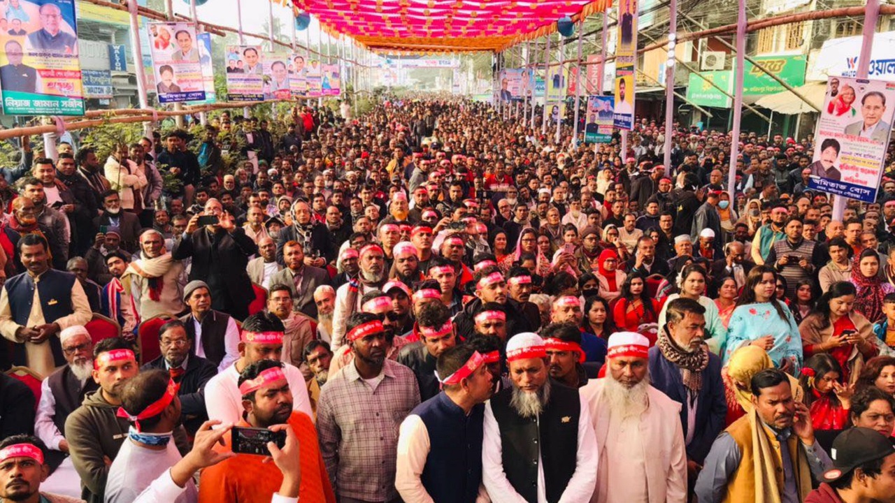 মৎস্য ও প্রাণিসম্পদমন্ত্রী বীরমুক্তিযোদ্ধা আব্দুর রহমানকে দেওয়া গণসংবর্ধনায় অংশ নেওয়া নেতাকর্মীর ঢল। ছবি : কালবেলা