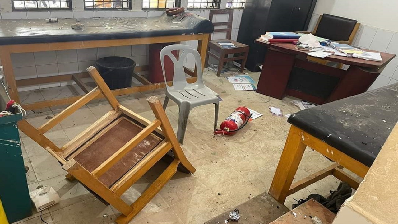 হাসপাতালের জরুরি বিভাগে চালানো হয়েছে ভাঙচুর। ছবি : কালবেলা
