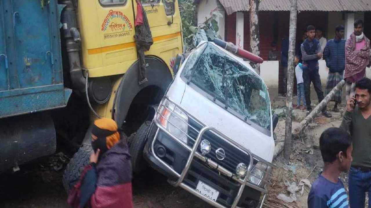 অ্যাম্বুলেন্সকে চাপা দেওয়া ট্রাক। ছবি : কালবেলা