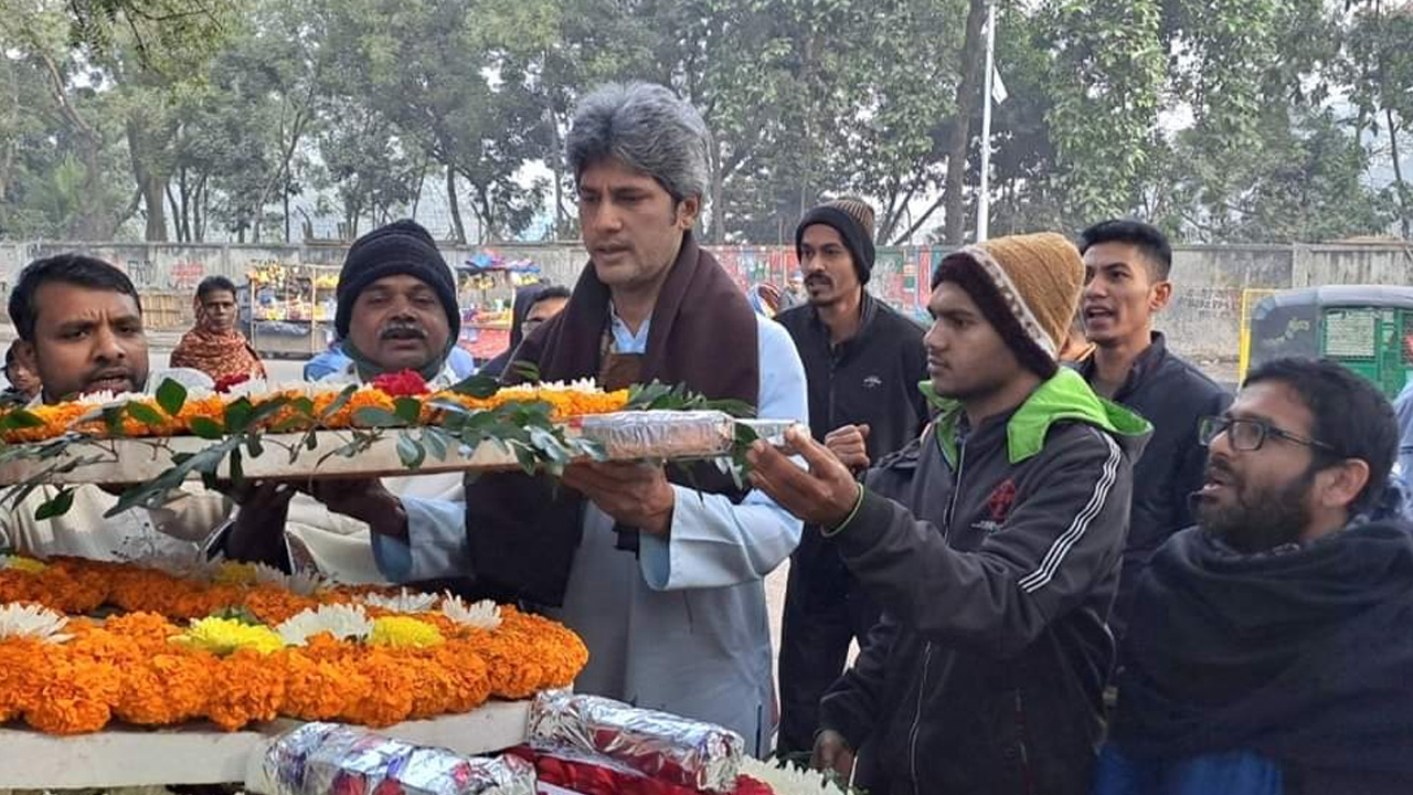 শনিবার গণসংহতি আন্দোলনের পক্ষ থেকে ঢাকা মেডিকেল কলেজ হাসপাতাল চত্বরে শহীদ আসাদ স্মৃতিফলকে ফুলেল শ্রদ্ধা নিবেদন করে। ছবি : কালবেলা