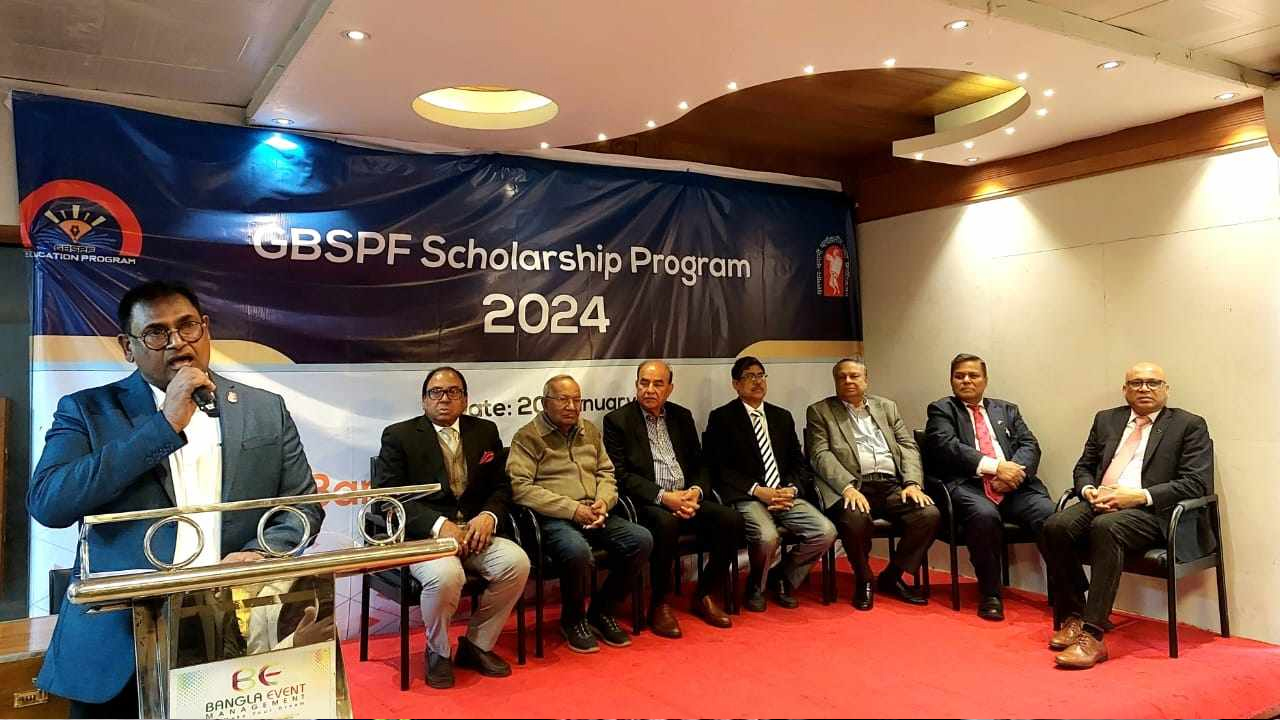 বৃত্তি প্রদান অনুষ্ঠানে সংগঠনের নেতারা ও অতিথিরা। ছবি : সংগৃহীত