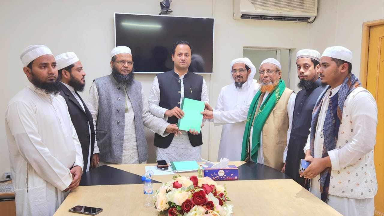 চট্টগ্রাম নগরীর জিইসি মোড়ে একটি বেসরকারি বিশ্ববিদ্যালয়ে শিক্ষামন্ত্রীর সঙ্গে হেফাজত ইসলামের নেতারা। ছবি : সংগৃহীত