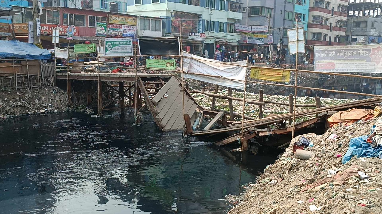 সিদ্ধিরগঞ্জের ১নং ওয়ার্ডের হীরাঝিল আবাসিক এলাকার চিটাগাং রোড কাসসাফ সুপার মার্কেট সংলগ্ন সেতুটি ভেঙে যাওয়ার ৪ দিন পার হলেও শুরু হয়নি সংস্কারকাজ। ছবি : কালবেলা