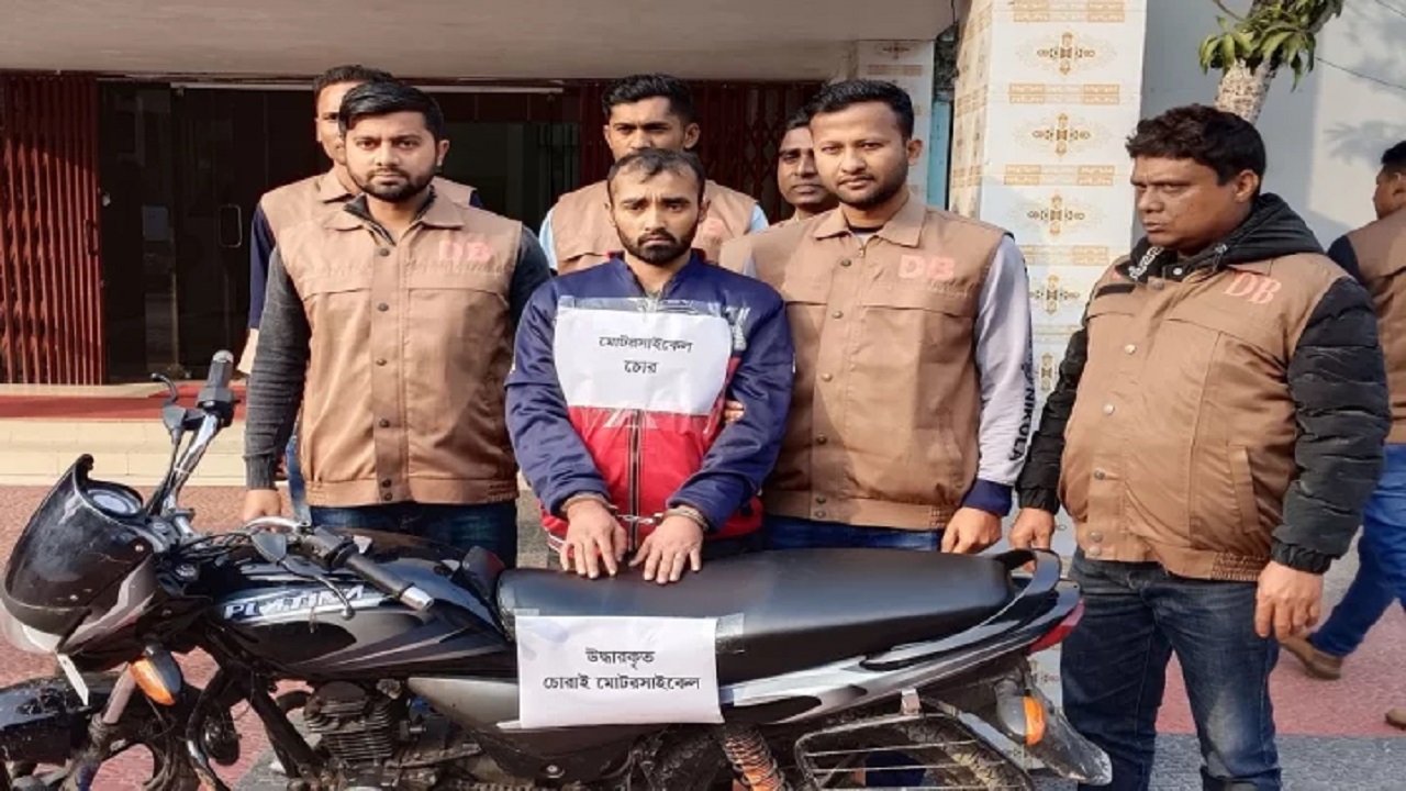 উদ্ধারকৃত মোটরসাইকেলসহ গ্রেপ্তার ফয়সাল শেখ। ছবি : সংগৃহীত