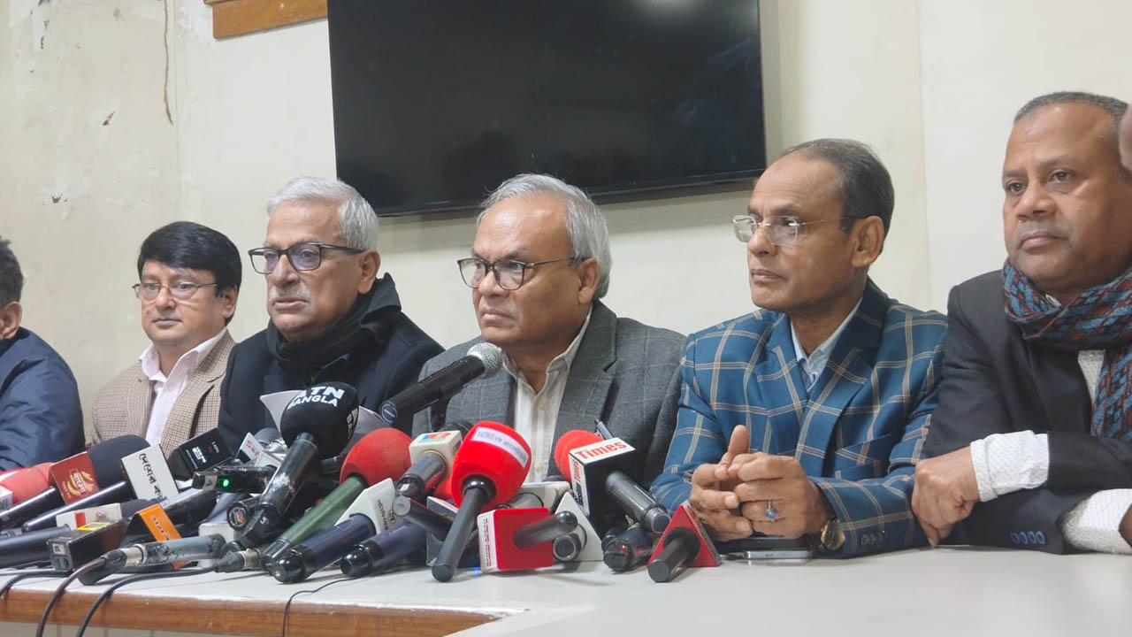 নয়াপল্টনে সংবাদ সম্মেলনে বিএনপির সিনিয়র যুগ্ম মহাসচিব রুহুল কবির রিজভী। ছবি : কালবেলা