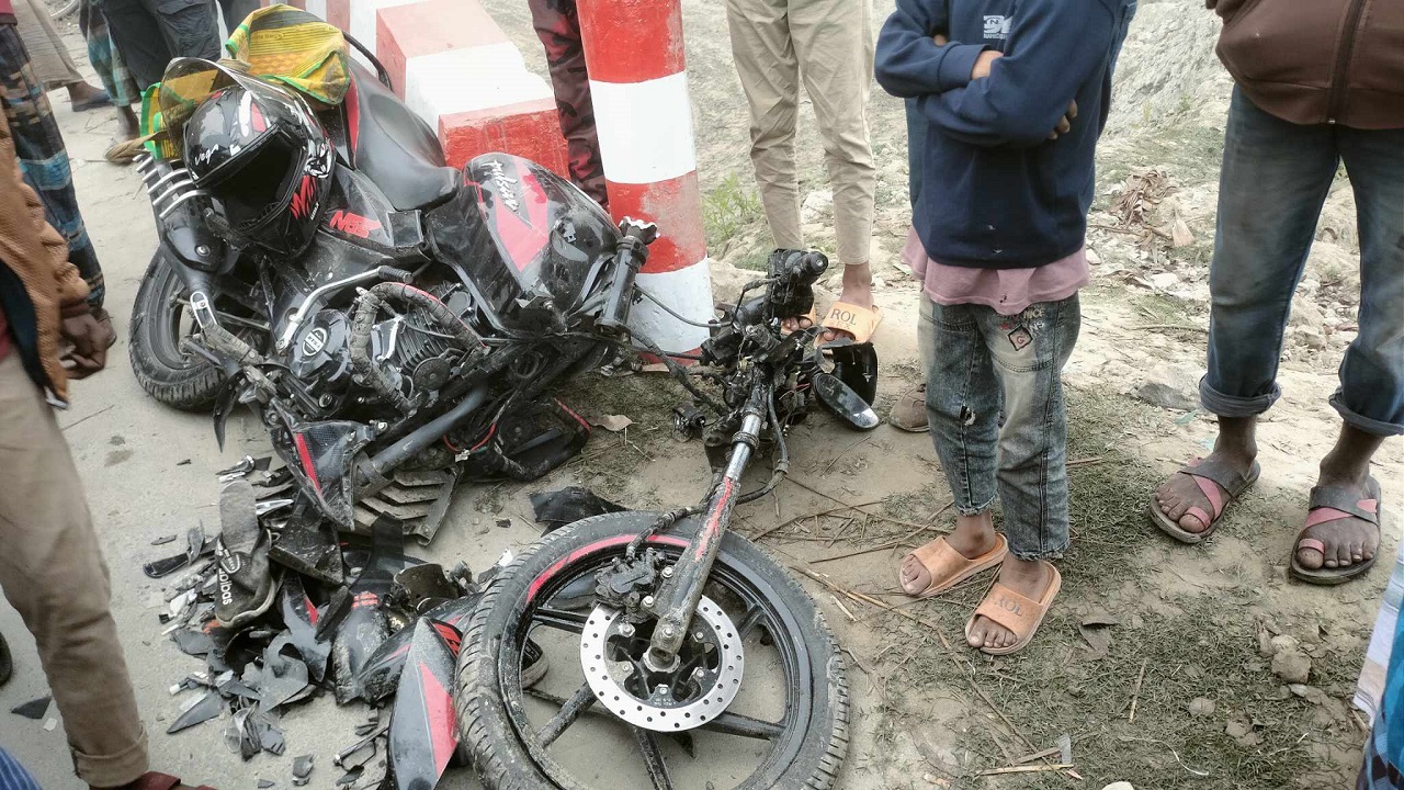 দুর্ঘটনায় মোটরসাইকেলে থাকা আরোহী পিতা-পুত্রের মৃত্যু হয়। ছবি : কালবেলা