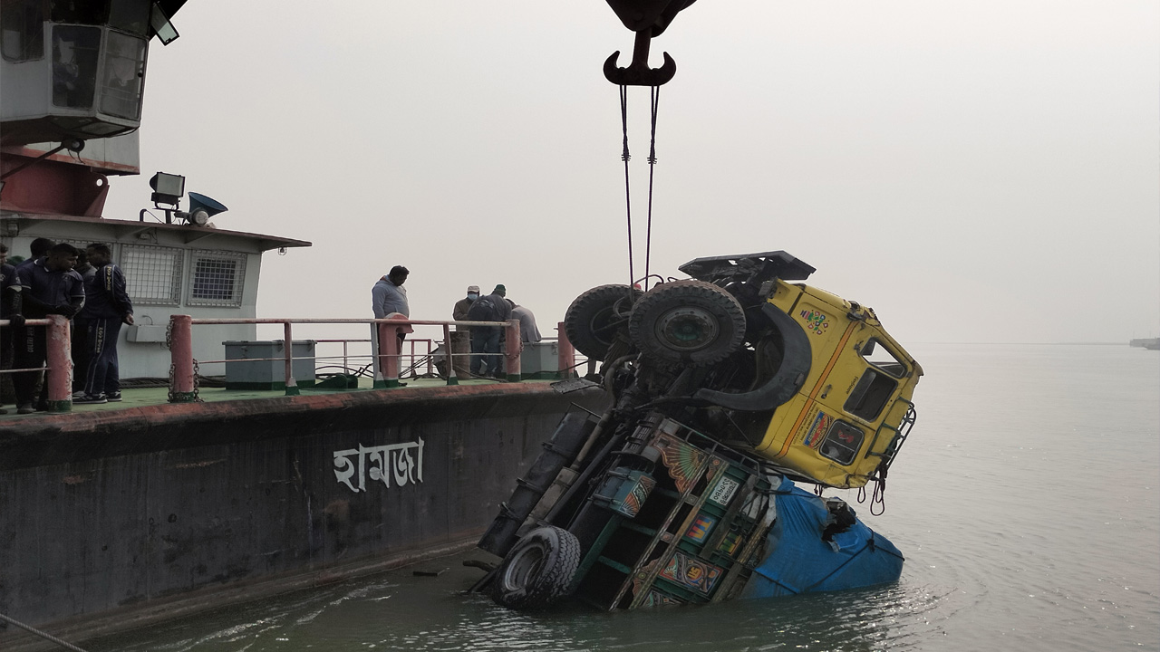 উদ্ধারকারী জাহাজ হামজা আরও একটি ট্রাক টেনে তুলে। ছবি : কালবেলা