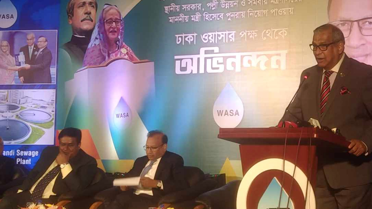কারওয়ান বাজার ঢাকা ওয়াসা ভবনে আয়োজিত এক অনুষ্ঠানে ঢাকা ওয়াসার ব্যবস্থাপনা পরিচালক (এমডি) তাকসিম এ খান ও স্থানীয় সরকার, পল্লী উন্নয়ন ও সমবায়মন্ত্রী তাজুল ইসলাম। ছবি : কালবেলা