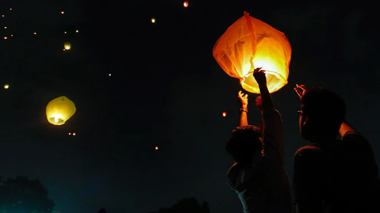 ফানুস ওড়ানোর মুহূর্তে। পুরোনো ছবি