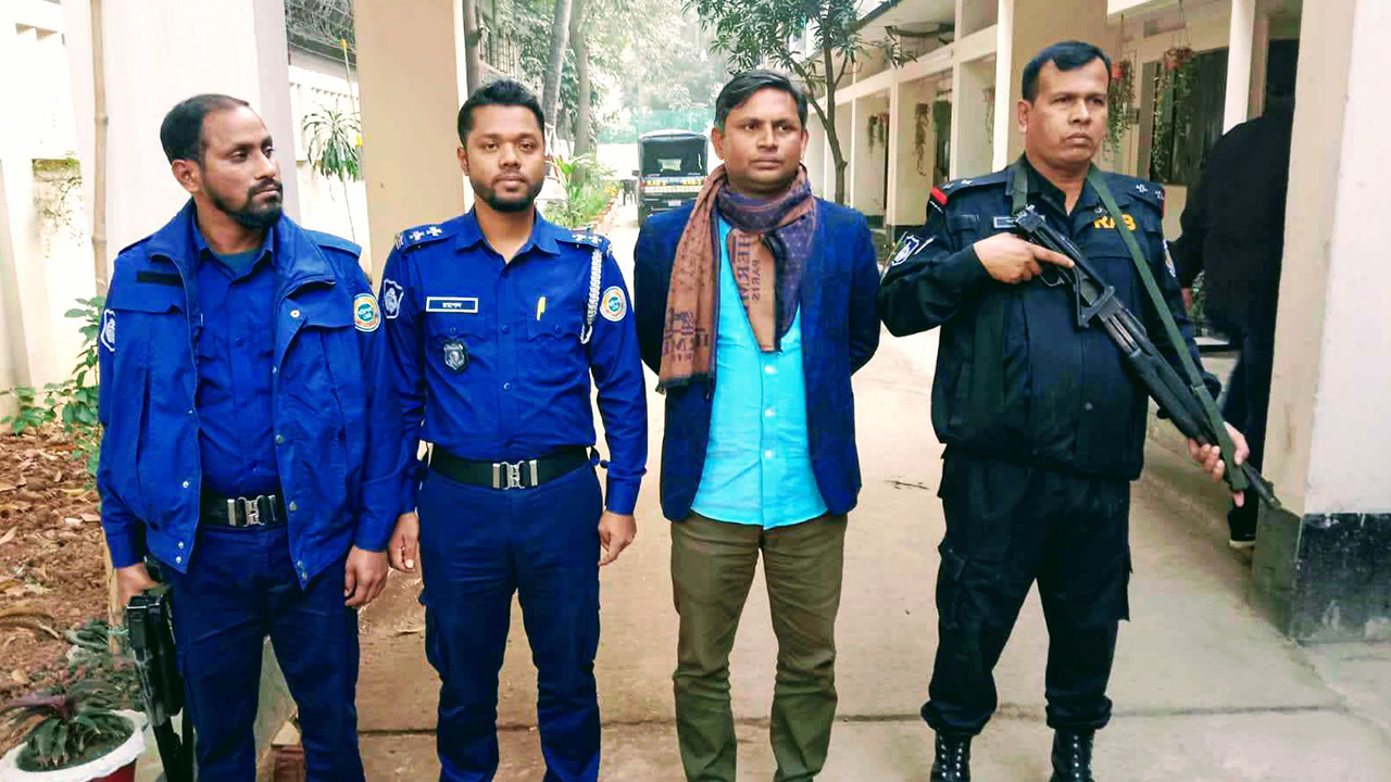 র‍্যাবের হাতে গ্রেপ্তার হয় মিজানুর রহমান মিজান। ছবি : কালবেলা