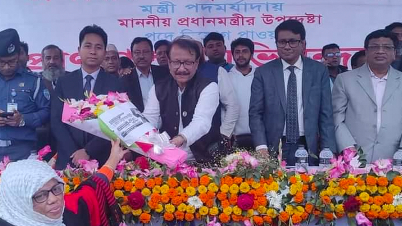 কুমিল্লায় নিজ গ্রাম বিজয়করায় প্রধানমন্ত্রীর উপদেষ্টা ড. কামাল আবদুল নাসের চৌধুরী। ছবি : কালবেলা