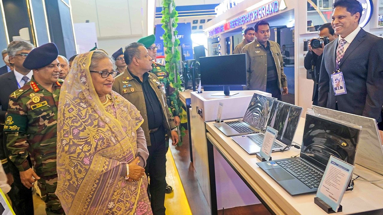 ঢাকা আন্তর্জাতিক বাণিজ্য মেলায় ওয়ালটন মেগাস্টল পরিদর্শনে প্রধানমন্ত্রী শেখ হাসিনা। ছবি : সংগৃহীত