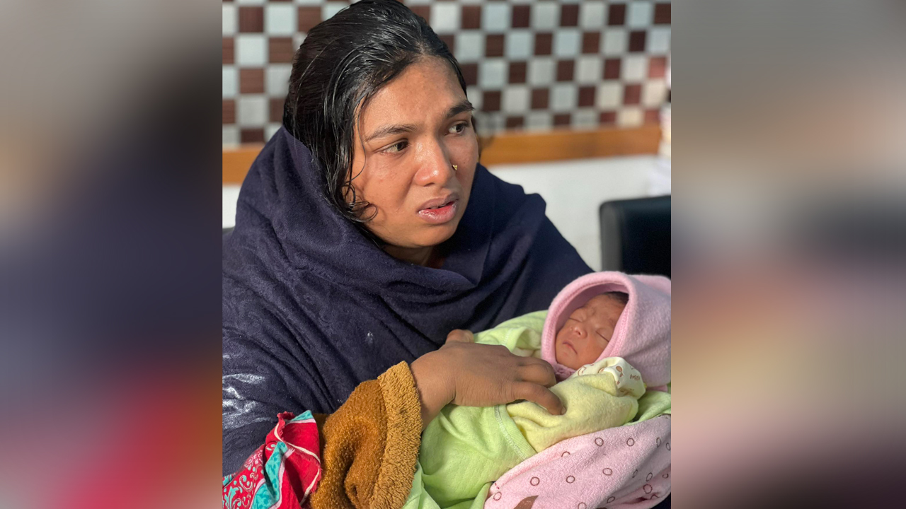 লাবনী আক্তার ও তার নবজাতক সন্তান। ছবি : কালবেলা