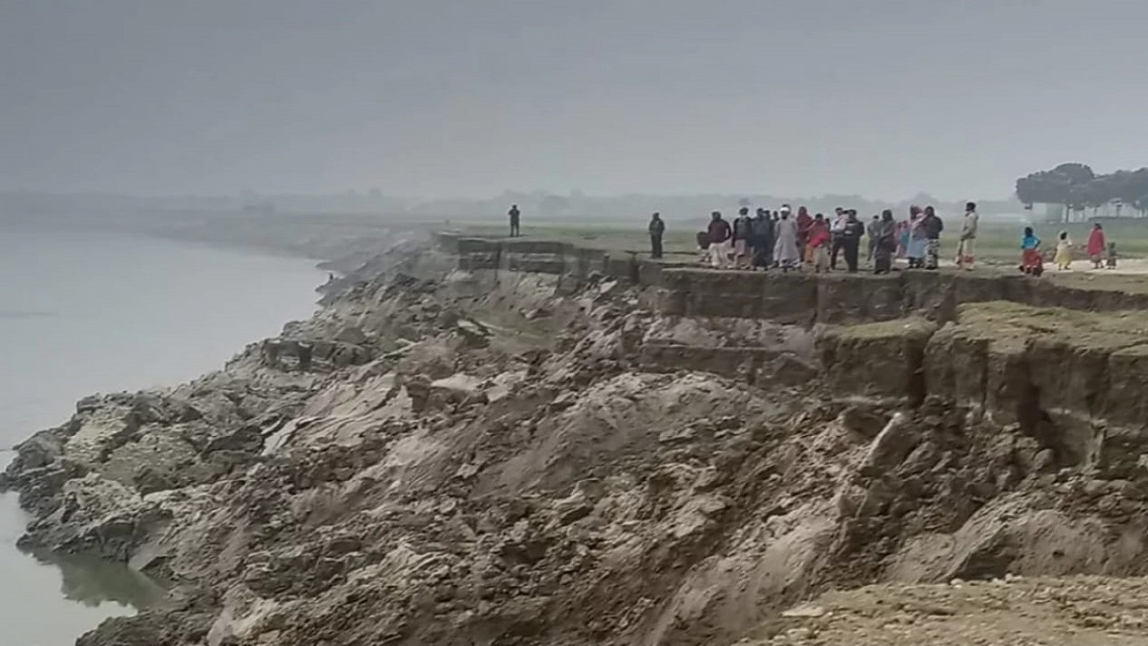 নদীভাঙনে দুশ্চিন্তায় পদ্মাপাড়ের মানুষ। ছবি : কালবেলা