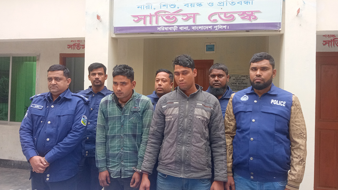 আন্তঃজেলা চোর চক্রের দুই সদস্যকে গ্রেপ্তার করে সরিষাবাড়ী থানা পুলিশ। ছবি : কালবেলা