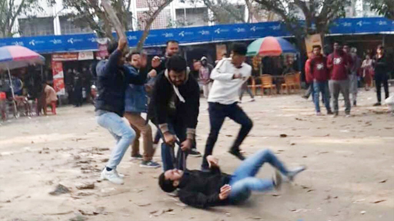 ইবিতে খাবার প্লেট ভাঙা নিয়ে সিনিয়র-জুনিয়রের মধ্যে মারামারির ঘটনা ঘটে। ছবি : কালবেলা