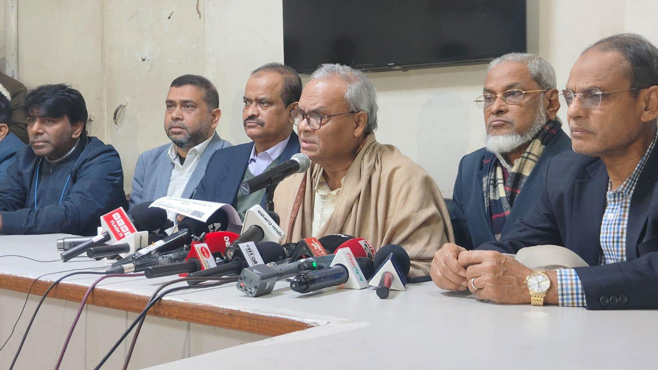 নয়াপল্টনে দলের কেন্দ্রীয় কার্যালয়ে সংবাদ সম্মেলনে বিএনপির জ্যেষ্ঠ যুগ্ম মহাসচিব রুহুল কবির রিজভী নেতারা। ছবি : সংগৃহীত
