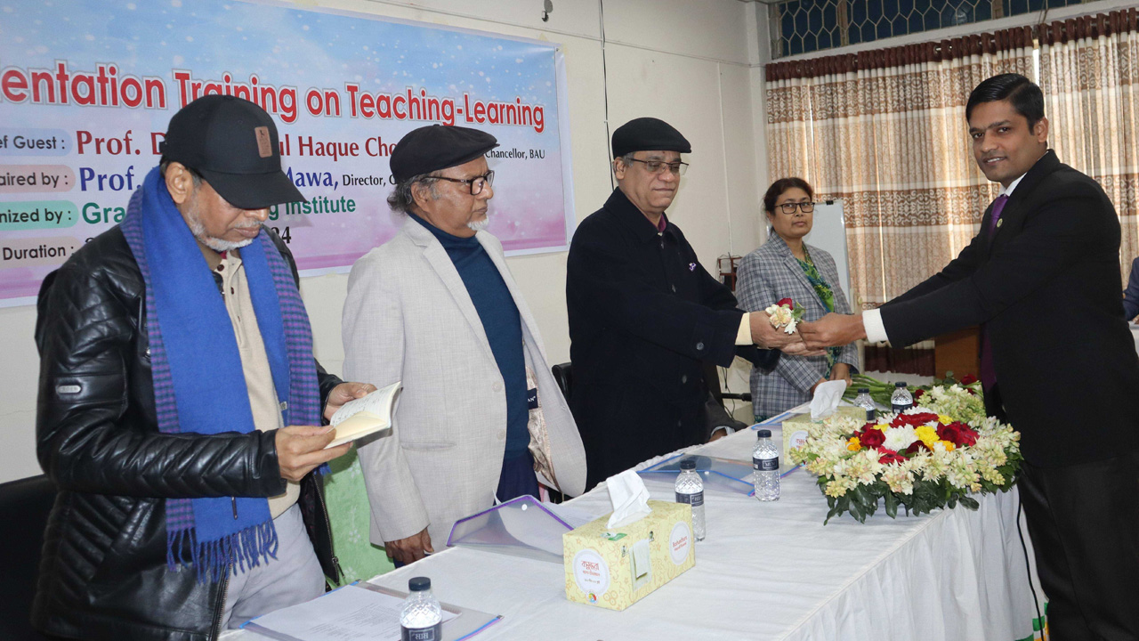 বাংলাদেশ কৃষি বিশ্ববিদ্যালয়ে শিক্ষকদের প্রশিক্ষণের আয়োজন করা হয়। ছবি : কালবেলা