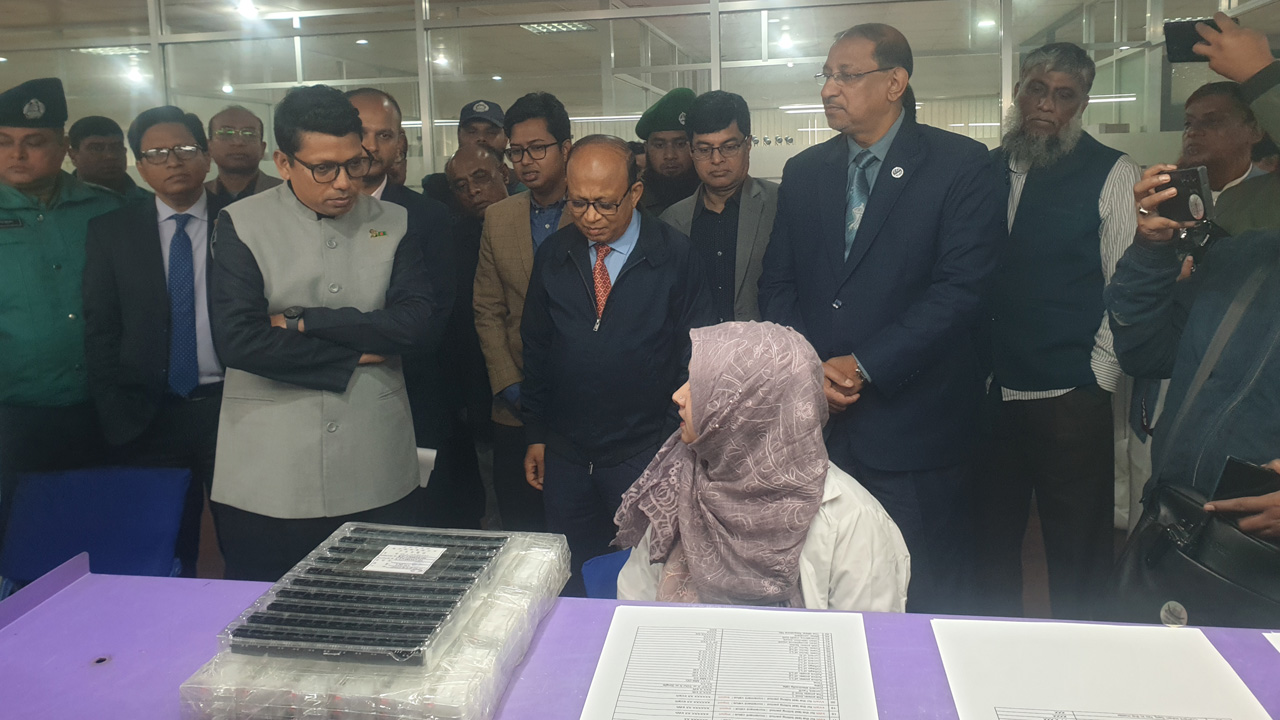 টেশিসের বিভিন্ন বিভাগ পরিদর্শন করেন প্রতিমন্ত্রী জুনাইদ আহমেদ পলক। ছবি : কালবেলা