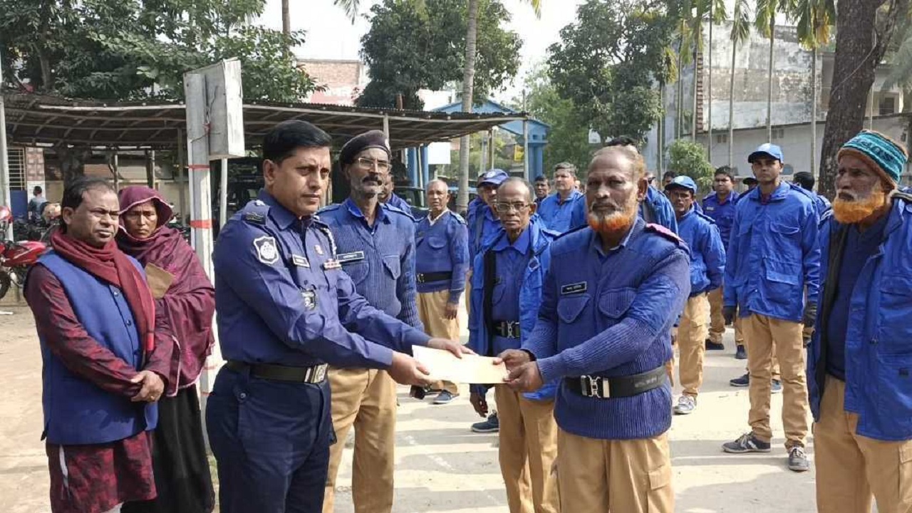গ্রাম পুলিশ আবু হানিফকে পুরস্কারের টাকা তুলে দেন ওসি আবু ওবায়েদ। ছবি : কালবেলা