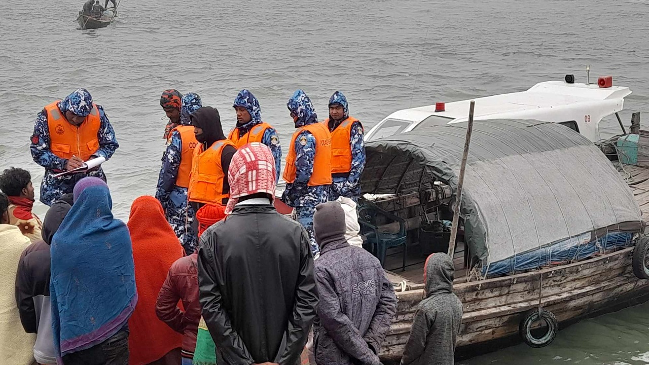 ট্রলারডুবির ঘটনায় উদ্ধার অভিযান চালায় কোস্টগার্ড সদস্যরা। ছবি : কালবেলা