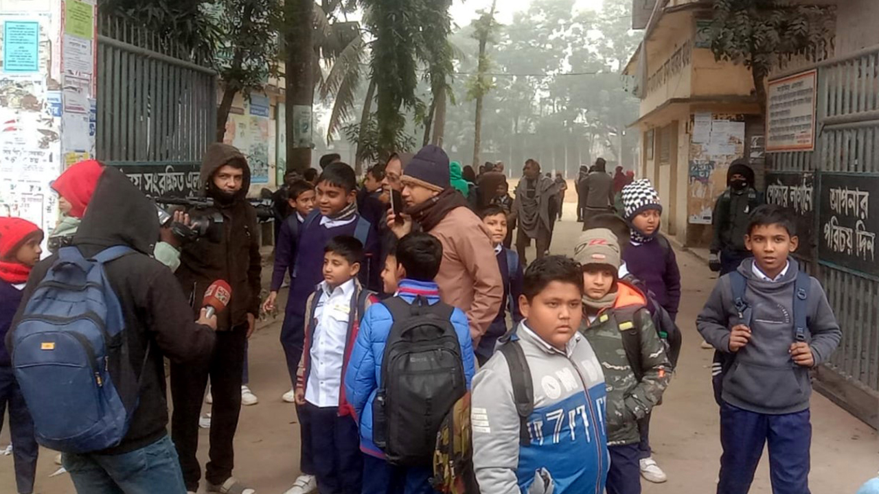বন্ধ ঘোষণা করার পর বগুড়া জেলা স্কুলের প্রধান ফটকের একটি খণ্ডচিত্র। ছবি : কালবেলা