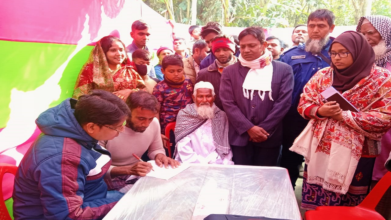 বাল্যবিয়ের খবরে বিয়ে বাড়িতে নির্বাহী ম্যাজিস্ট্রেট জিন্নাতুল আরা। ছবি : কালবেলা