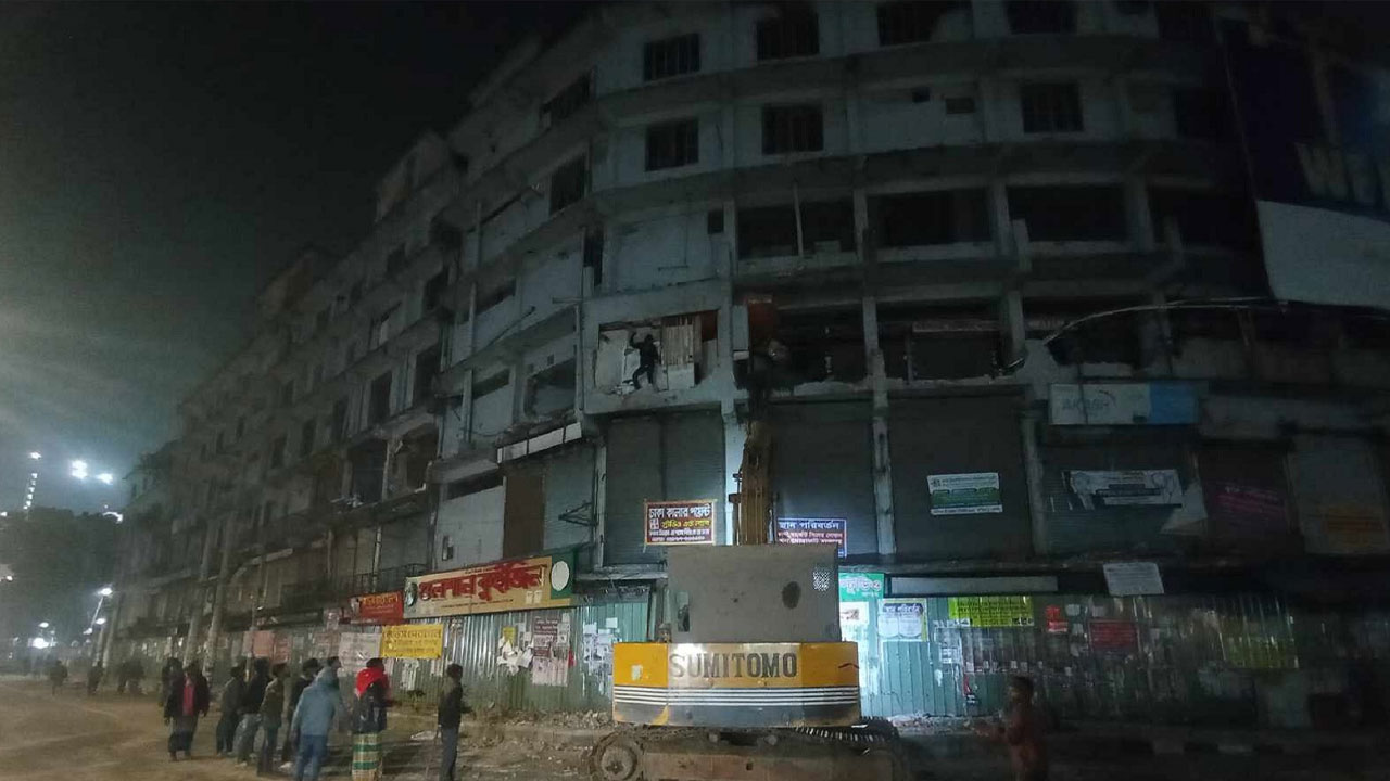 মধ্যরাতে রাজধানীর গুলশান-১ এ অবস্থিত গুলশান শপিং সেন্টার ভাঙার কাজ শুরু হয়েছে। ছবি: সংগৃহীত