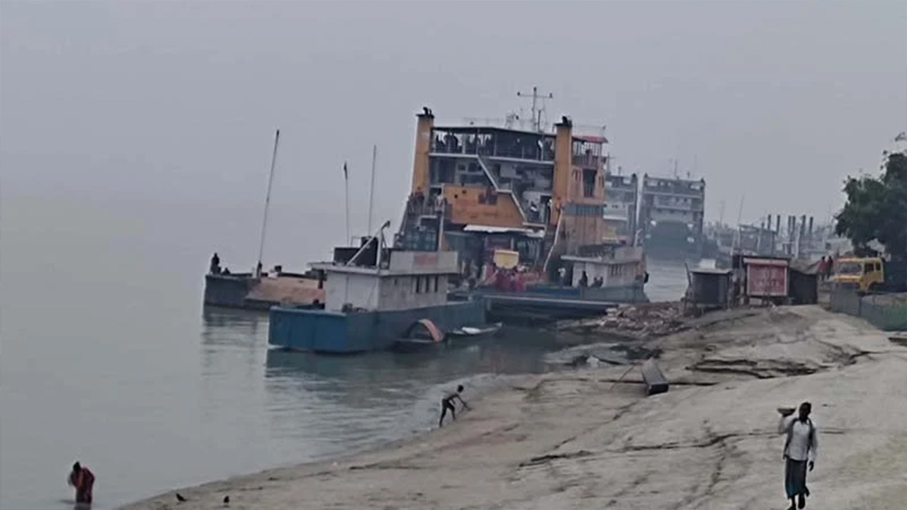 পাটুরিয়া-দৌলতদিয়া নৌ-রুটে অবস্থান করছে ফেরি। পুরোনো ছবি : কালবেলা