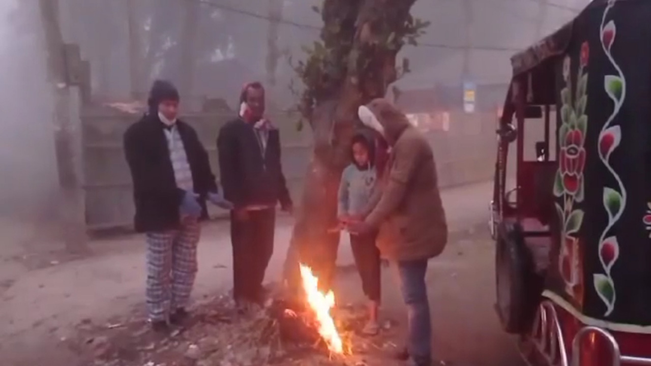 হিম বাতাস যেন শরীরে কাঁটার মতো বিঁধছে কুড়িগ্রামবাসীর। তাইতো ঠান্ডা থেকে কিছুটা উপশম পেতে এভাবেই আগুন জ্বালিয়ে তাপ নিচ্ছেন তারা। ছবি : কালবেলা