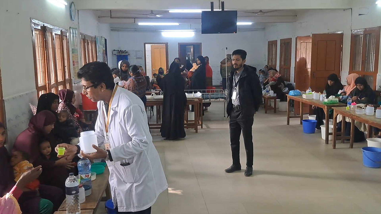 চাঁদপুরের আইসিডিডিআরবিতে ডায়রিয়ার শিশুরোগীদের সেবা দিচ্ছেন চিকিৎসক। ছবি : কালবেলা