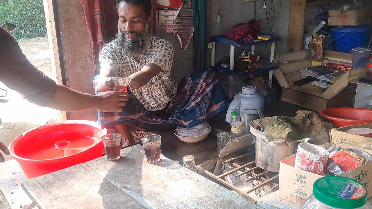 দুর্ঘটনায় দুহাত হারিয়ে স্ত্রী-সন্তান নিয়ে জীবনযুদ্ধ করে যাচ্ছেন পরিশ্রমী দেলোয়ার হোসেন খান। ছবি : কালবেলা