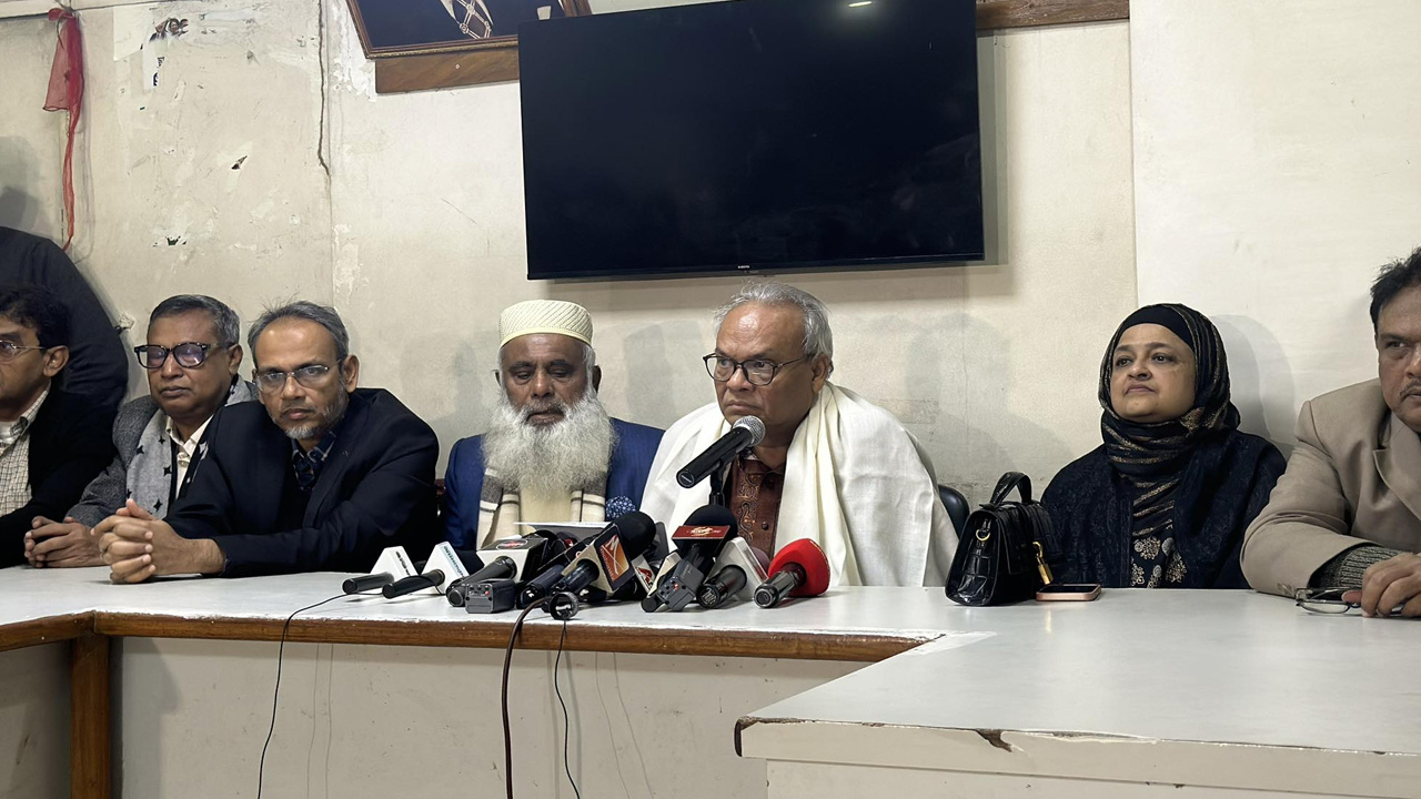 নয়াপল্টনে বিএনপির কেন্দ্রীয় কার্যালয়ে সংবাদ সম্মেলনে রুহুল কবির রিজভী। ছবি : কালবেলা
