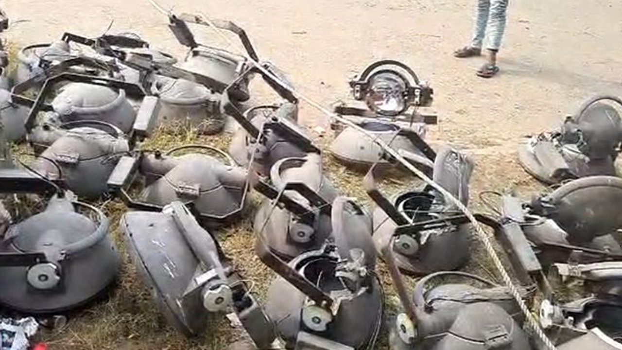 রাজশাহী বিভাগীয় স্টেডিয়াম থেকে বাল্বগুলো সিলেটে নেওয়া হচ্ছে। ছবি : কালবেলা