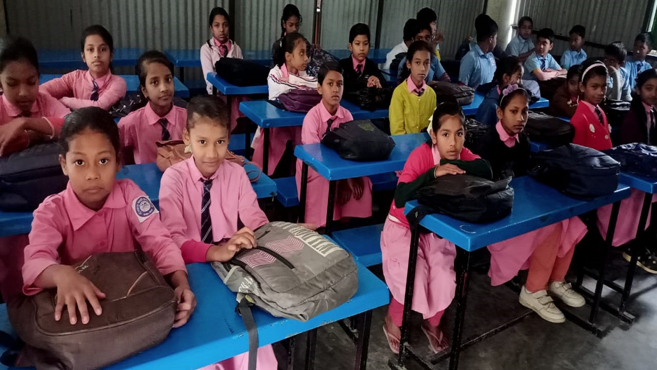 সৈয়দপুর সরকারি প্রাথমিক বিদ্যালয়ের শ্রেণিকক্ষে কোমলমতি শিশুরা। ছবি : কালবেলা