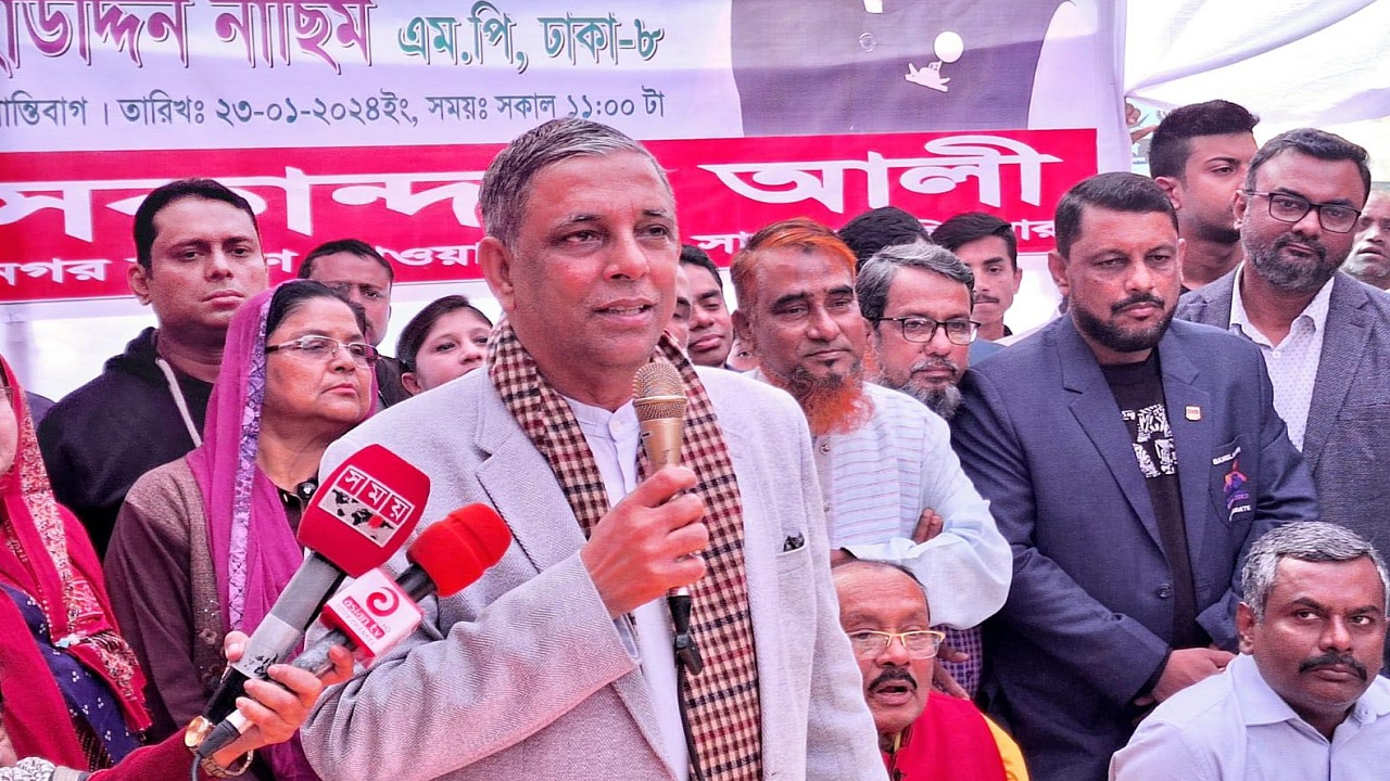 শান্তিবাগ, শাহ সাহেব বাড়ি জামে মসজিদের পাশে শীতার্তদের মাঝে শীতবস্ত্র বিতরণ অনুষ্ঠানে প্রধান অতিথি হিসেবে কথা বলেন কৃষিবিদ আ ফ ম বাহাউদ্দিন নাছিম। ছবি : কালবেলা