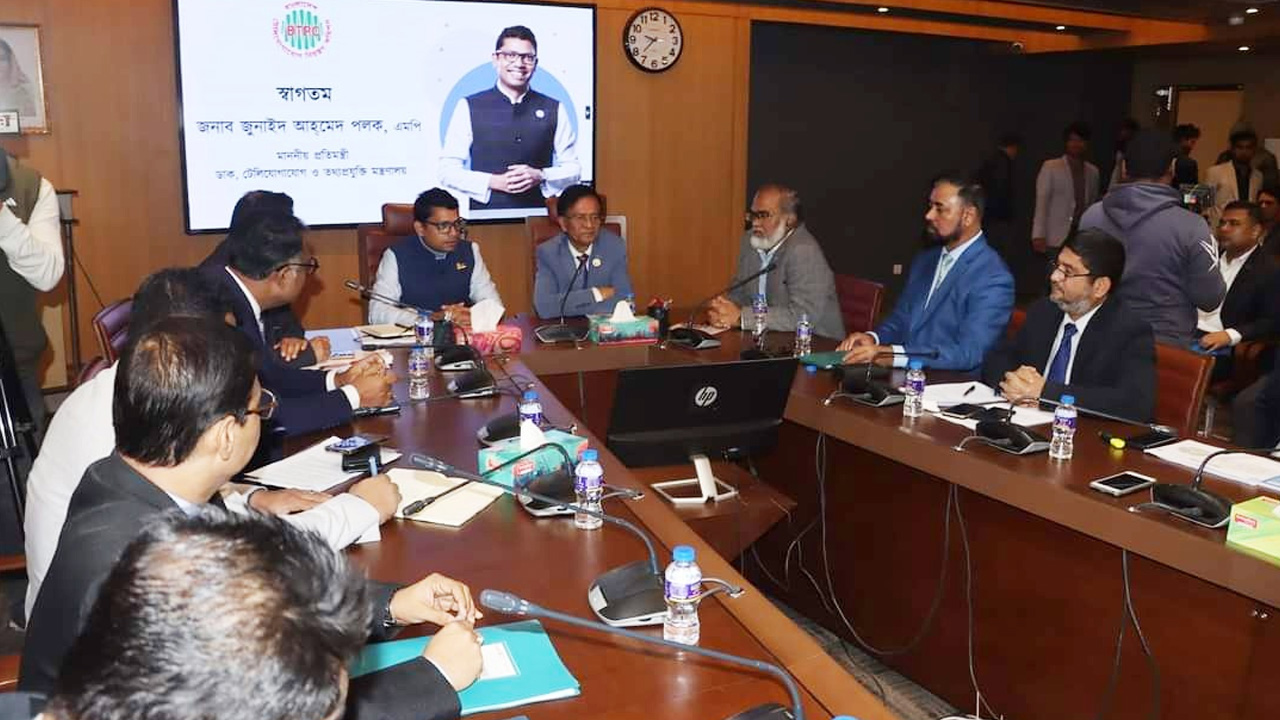 বিটিআরসি কার্যালয়ে কর্মকর্তাদের সাথে মতবিনিময় করেন জুনাইদ আহমেদ পলক। ছবি : কালবেলা