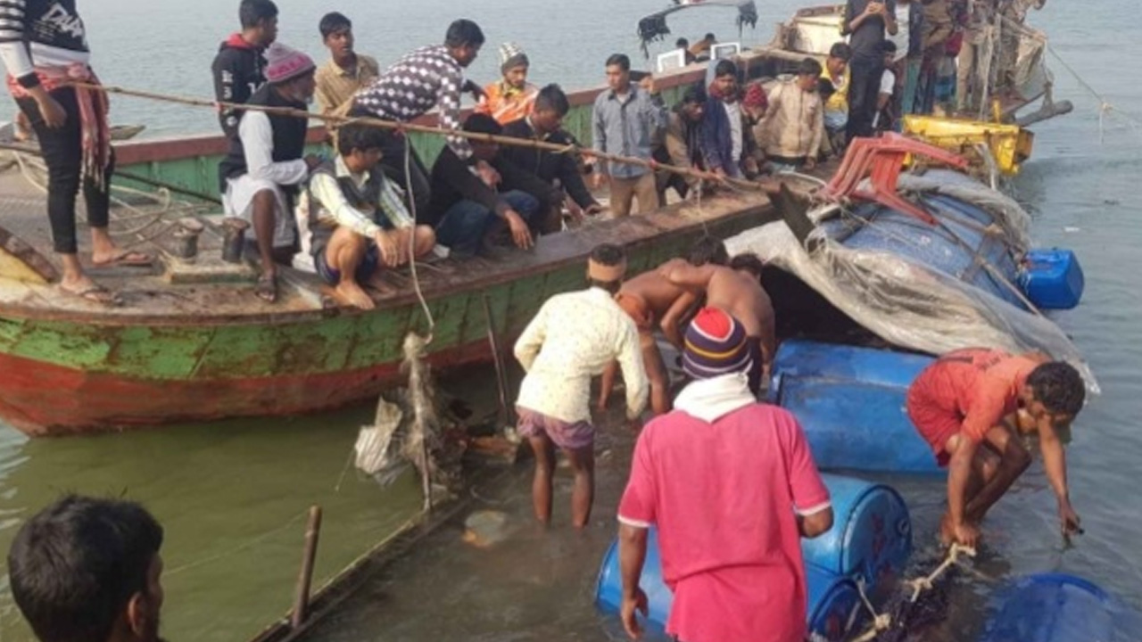 ডুবে যাওয়া ট্রলারটি উদ্ধার করে পাড়ে নেওয়া হচ্ছে। ছবি : কালবেলা