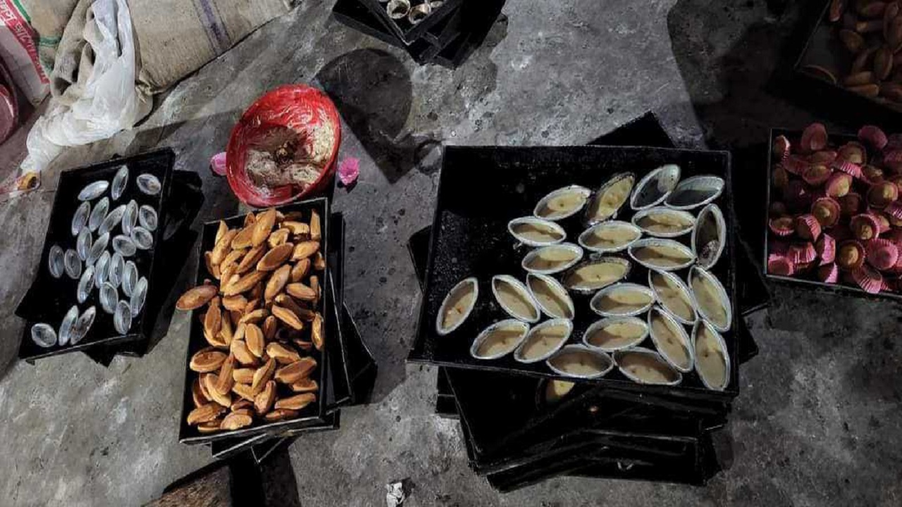 লাইসেন্সবিহীন কারখানায় অবাধে চলছে খাদ্য উৎপাদন। ছবি : কালবেলা
