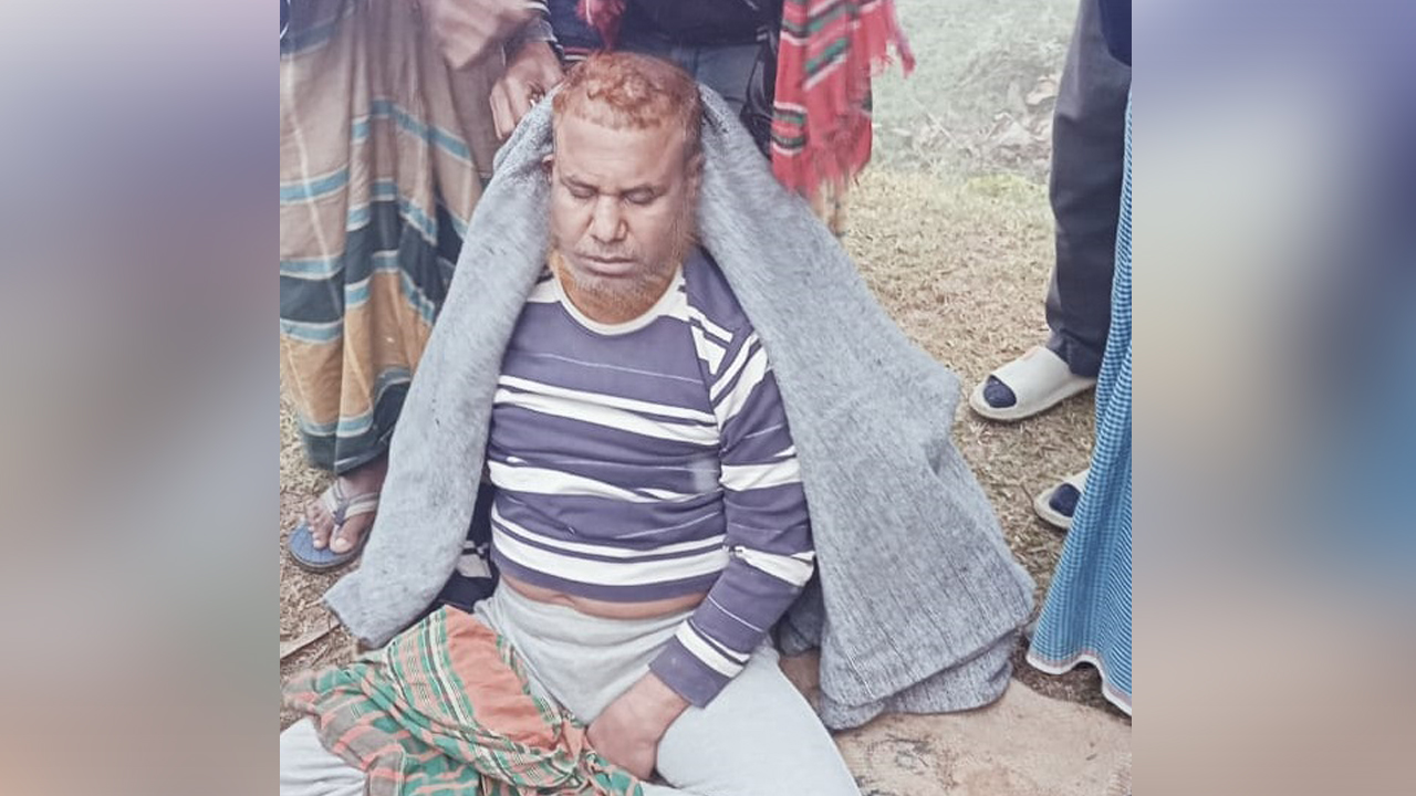বস্তাবন্দি অবস্থায় পল্লীচিকিৎসককে উদ্ধার করা হয়। ছবি : কালবেলা