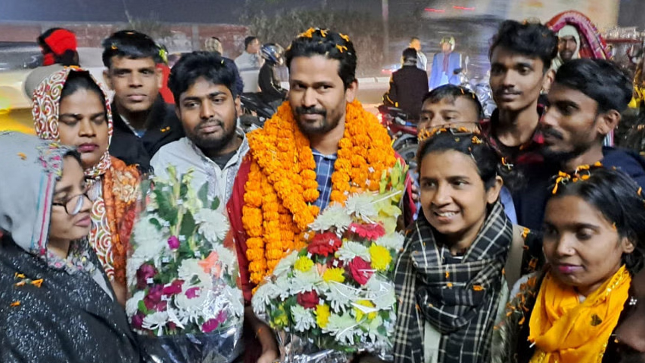 কারামুক্তির পর জেলগেটে গার্মেন্টস শ্রমিক সংহতির সাধারণ সম্পাদক বাবুল হোসেন। ছবি: সংগৃহীত