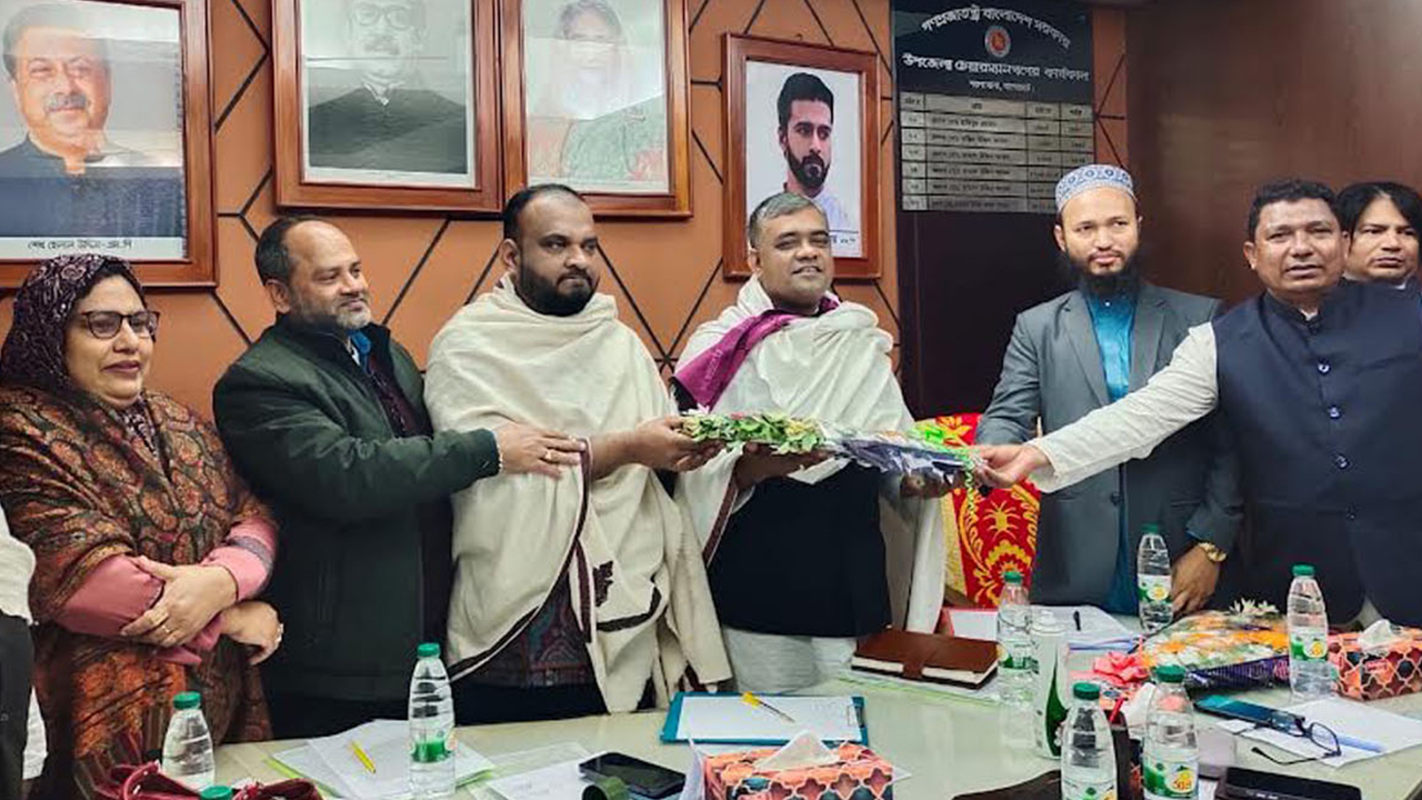 বাগেরহাট-৪ আসনের সংসদ সদস্য এইচ এম বদিউজ্জামান সোহাগকে ফুলেল শুভেচ্ছা জানান উপজেলা সমন্বয় কমিটির সদস্যরা। ছবি : কালবেলা