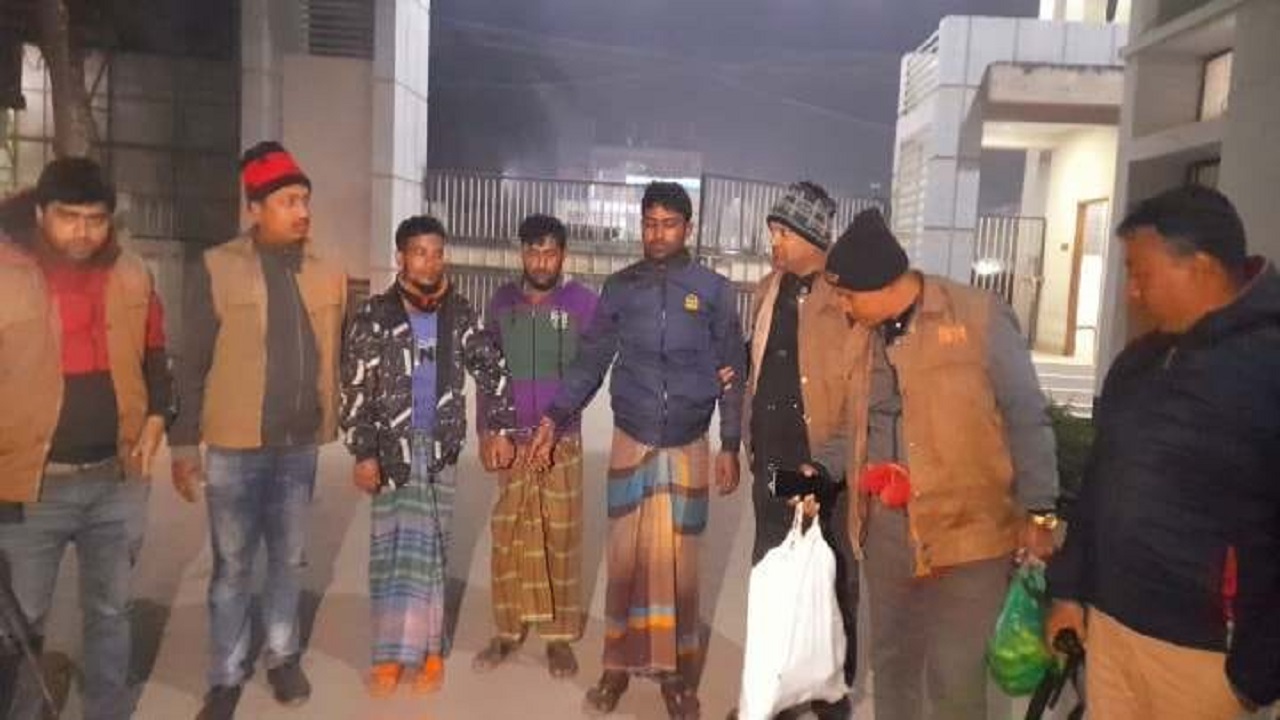 অস্ত্র ও গুলিসহ আটক জলদস্যুরা। ছবি : কালবেলা