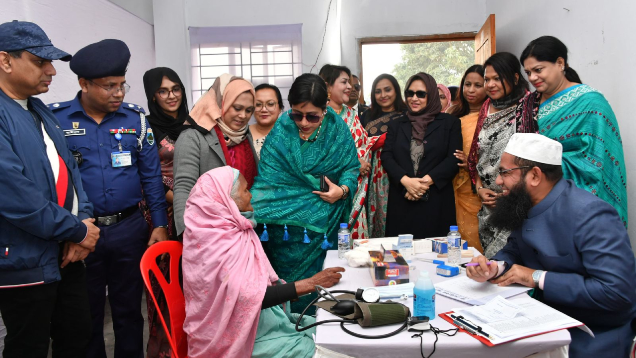 শীতার্ত সাঁওতাল জনগোষ্ঠীর মাঝে শীতবস্ত্র বিতরণ। ছবি : কালবেলা