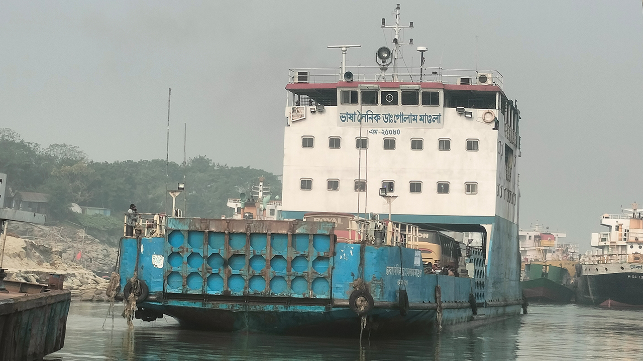দৌলতদিয়া-পাটুরিয়ায় ফেরি চলাচল শুরু। ছবি : কালবেলা